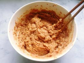 首先将买回来的猪肉剁成肉泥，用刀剁的口感会比绞肉机绞的口感好，如果想偷懒就叫卖猪肉的老板绞好肉拿回家吧。接着将剁好的肉泥放入一个盆子里，然后加入事先剁好的姜末、1个鸡蛋、适量盐、少许清水、少许鸡精、1勺生抽和1勺蚝油用筷子顺着一个方向搅拌均匀，搅拌至肉上劲，变粘稠即可，放置一旁备用，这样制作出来的肉馅口感才好。