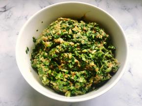 开始处理韭菜。先将韭菜清洗干净后晾干水，剁碎后淋上1勺香油拌匀，这样操作可以防止韭菜切碎后出水。将淋了香油的韭菜加入到肉馅中，用筷子轻轻拌匀，不要使力哦，拌匀后淋上1大勺熟油，这么做的目的可以使饺子馅更香，口感更好。将调好的饺子馅盖上保鲜膜，放入冰箱冷藏一下再用。