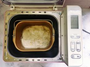 开始和面。将面粉、盐和水放入面包机里，启动“和面”程序，搅拌成光滑的面团。