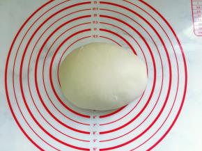 然后取出面团，盖上保鲜膜醒发20-30分钟。