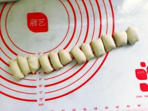 将醒好的面团分成两块，用手搓成长条，搓的时候，双手放在面团上由内往外搓，搓均匀即可，然后用刮板切成差不多大小的剂子，一个剂子大概在8-9克左右。