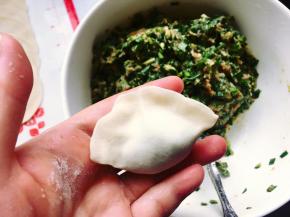 依次将所有的饺子包好，放在撒了粉的硅胶垫上或者饺子帘上。