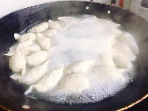 锅里放入足够量的水，加入少许盐，这样可以防止饺子粘锅，大火烧开后下入饺子，饺子最好一个一个地分散开放入锅子里，再用铲子轻推一下，这样饺子就不会粘锅了，盖上盖子煮至水沸腾后，打开盖子加入一小碗清水，再次沸腾后再加入一小碗清水，重复此步骤，一共加入三次水，饺子就煮好了。煮好的饺子圆鼓鼓的，浮在水面，就表示煮熟了，也可以用手指按一下饺子皮，软软的就行了。