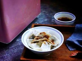 煮好的饺子立刻盛入碗里，就可以开吃了。我一般会提前准备好一小碗醮酱，饺子配上醮酱，吃起来非常过瘾。