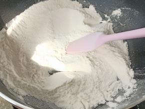 低粉与糯米粉放入锅中小火炒熟（炒到颜色微微黄，有熟粉的香味就OK了）