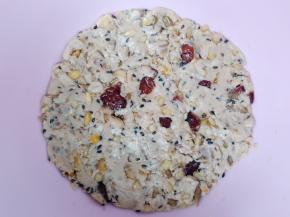 把五仁馅里的材料放入盆中，炒好的粉最后放，根据馅的软硬程度添加（粉的品牌不同吸水量不同，所以粉的量不是固定的）拌匀或者戴上手套抓匀备用。