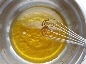 取干净的盆放入转化糖浆和枧水，用手动打蛋器慢慢搅拌，多搅拌一会使其均匀。