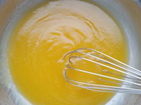 分两次倒入花生油每次都要充分搅拌均匀。慢慢的搅拌大概10分钟左右。