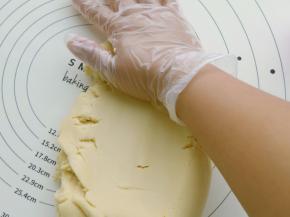 成团后我一般习惯把它放在硅胶垫上搓几下，因为这个方子不用醒面，所以要揉均匀。