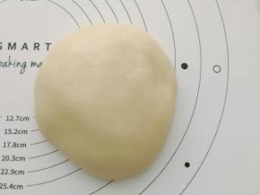 揉好盖上保鲜膜，可以直接分成12份，也可以包的时候一个一个取。