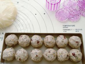 把五仁馅分成12个50克并搓成球。