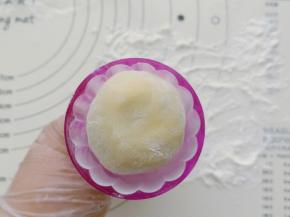 包好后粘薄薄一层中筋面粉，用手拍去多余的干粉，然后放入阳晨75克月饼模具中。