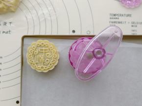 放在烤盘上压出图案。