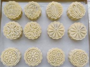 烤箱200度预热10分钟后，用喷雾瓶在月饼上喷一层水（薄薄一层哈），然后放进烤箱。