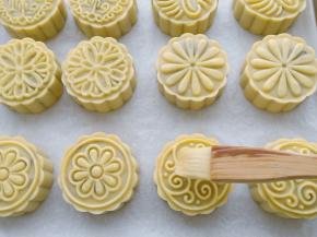 烤5分钟后取出，刷一层薄薄的蛋黄液，继续放进烤箱烘烤。200度再烤8分钟左右出炉（具体要看上色情况）