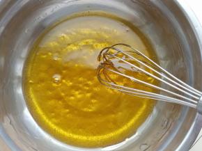 取干净的盆放入转化糖浆和枧水，用手动打蛋器慢慢搅拌，多搅拌一会使其均匀。