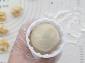 包好后粘薄薄一层中筋面粉，用手拍去多余的干粉，然后放入50克月饼模具中。