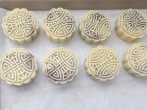 放在烤盘上压出图案。