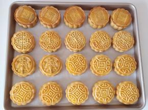 烤箱200度预热10分钟后，用喷雾瓶在月饼上喷一层水，然后放进烤箱。 烤5分钟后取出，刷一层薄薄的蛋黄液，继续放进烤箱烘烤。200度再烤8分钟左右出炉（具体要看上色情况）。