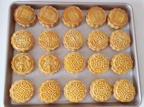 烤箱200度预热10分钟后，用喷雾瓶在月饼上喷一层水，然后放进烤箱。 烤5分钟后取出，刷一层薄薄的蛋黄液，继续放进烤箱烘烤。200度再烤8分钟左右出炉（具体要看上色情况）。