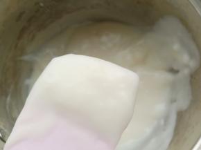 将汤种材料放入小锅里搅拌均匀，开最小火加热，用刮刀不停地快速搅拌，出现纹路马上关火。 把做好的汤种晾凉就可以使用了，(或者提前一到二天准备好，密封放冰箱冷藏保存也可以) 。