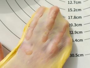 直到揉出这样有韧性的薄膜。