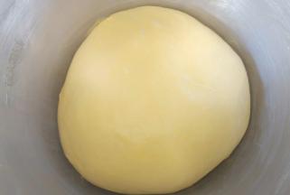 面团整理一下继续放在盆里盖上保鲜膜，现在的天气室温一发就可以。