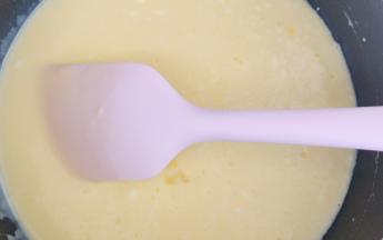 趁面团一发的时候来制作奶黄馅：把白糖和鸡蛋放入不沾锅中搅匀，放入牛奶和淡奶油搅拌均匀。筛入低筋面粉、澄粉、奶粉。搅拌至无颗粒。