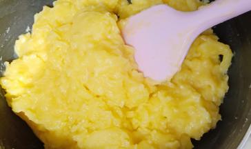 再加入黄油，小火炒至膏状关火放凉备用。