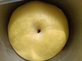 一发完成后用手指粘面粉在面团中间戳个洞，不回缩，不塌陷就发好了 。