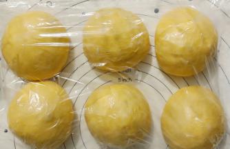 取出面团后平均分成6份揉圆盖保鲜膜松弛15-20分钟。