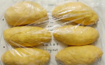 都卷好之后盖保鲜膜松弛15分钟。