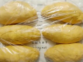 都卷好之后盖保鲜膜松弛15分钟。