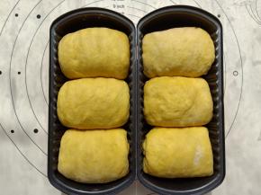 卷好后放入阳晨450克圆形吐司盒里。