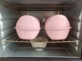 盖上盖子，用之前教大家的小妙招，在盖子上面的小孔里放一根做了记号的牙签。放进烤箱，里面放一碗热水就可以了。二发大概50分钟左右。