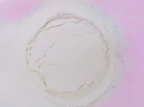 筛入低筋面粉用手动打蛋器画“Z”字形搅拌均匀。