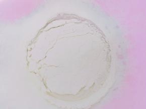 筛入低筋面粉用手动打蛋器画“Z”字形搅拌均匀。