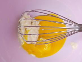 加入蛋黄同样画“Z”字形搅拌均匀。