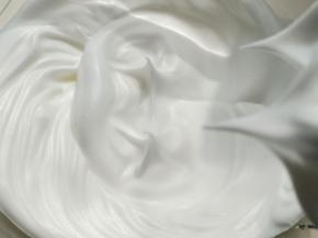 蛋白加几滴白醋，由于量比较少细砂糖是一次性加入，打发至尖角状态。
