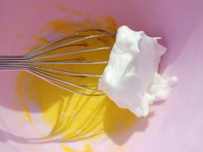 取三分之一蛋白糊加入到蛋黄糊中翻拌均匀。