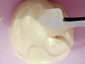 再与剩下的三分之二蛋白糊混合翻拌均匀。