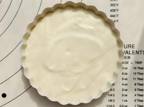 把蛋糕糊倒入阳晨中国红5寸菊花派盘模具中，震几下，把大气泡震出来。烤箱160度预热10分钟后放入，烤25分钟。