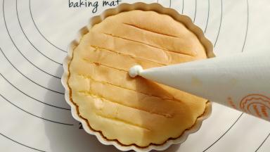 出炉倒扣在晾网上，凉透，在蛋糕上挤上奶油。