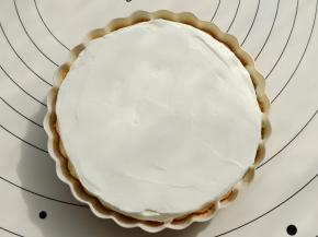 用小抹刀轻轻抹平。