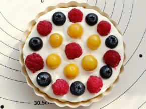 摆放好喜欢的水果。