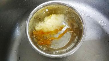 1、先将花胶提前一晚用热水浸泡，过水几次；浸泡雪耳
