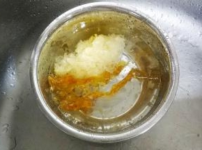 1、先将花胶提前一晚用热水浸泡，过水几次；浸泡雪耳
