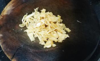 然后变软后，切成丝状备用