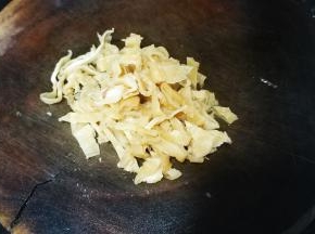 然后变软后，切成丝状备用