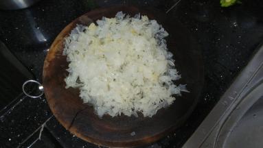 泡软的雪耳切碎